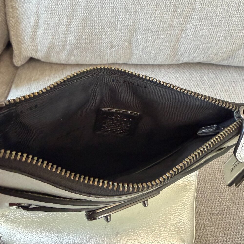 πβ¨ Coach Metallic Silver Pebbled Leather Crossbody Bag β¨π - Picture 5 of 10